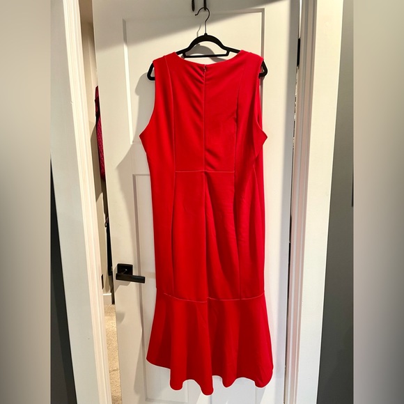 Red dress - Picture 3 of 3